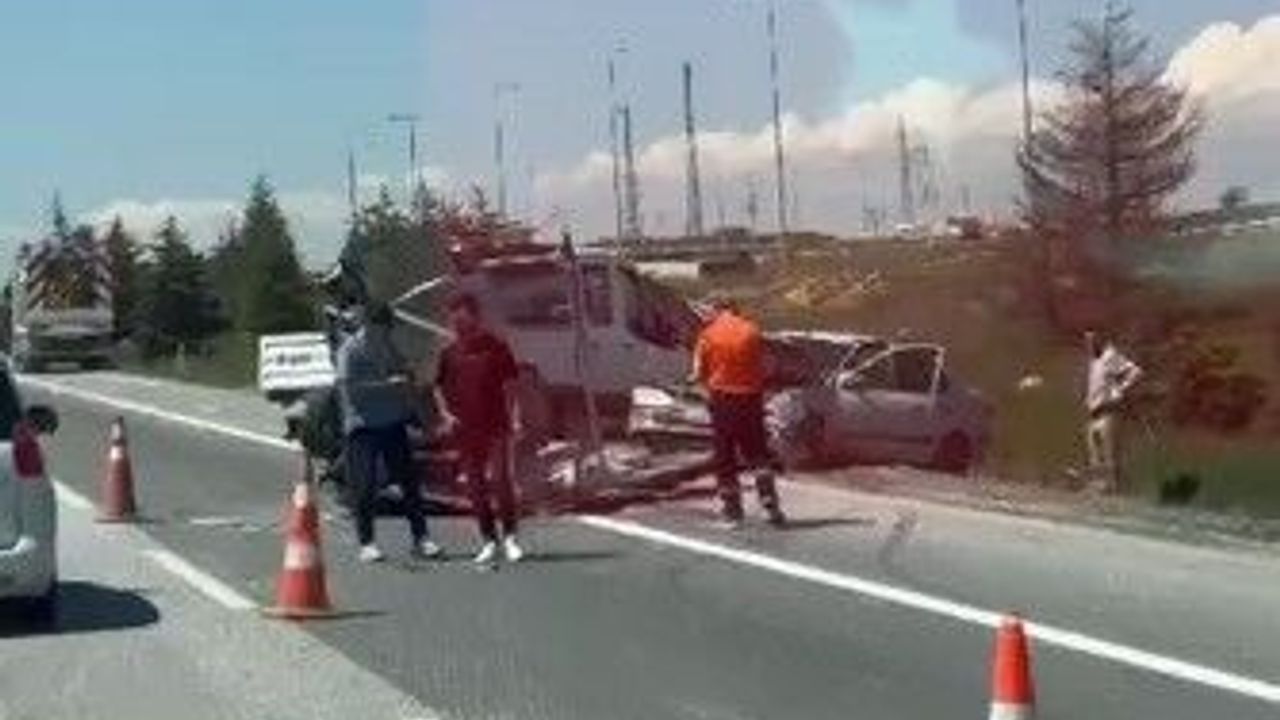 Eskişehir'de feci kaza: Şerit çizgi aracına çarpan otomobil şarampole uçtu