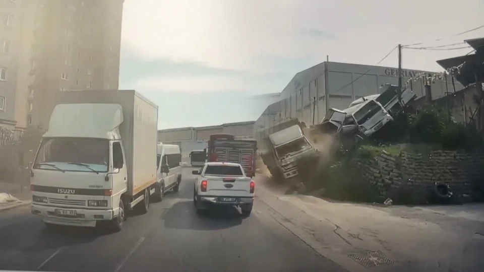 İstanbul Arnavutköy'de trafik kazası: Kamyonet ile okul servisi çarpıştı