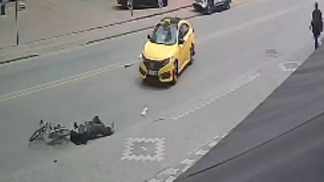 Konya'da bisikletliye taksi çarptı: Kaza anı kamerada!