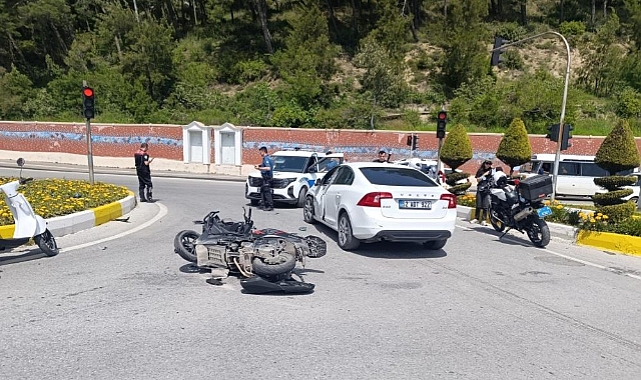 Manavgat'ta kavşakta kaza: Motosiklet ile otomobil çarpıştı, 2 yaralı