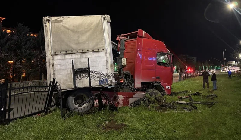 Tır Refuje Çıktı, Büyük Tehlike Atlatıldı
