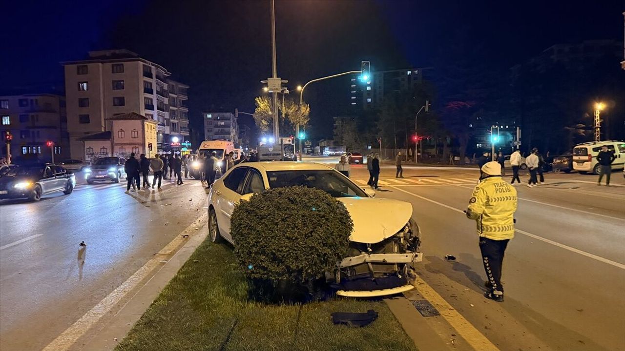 Ankara Çubuk’ta iki ayrı trafik kazası: 4 kişi yaralandı