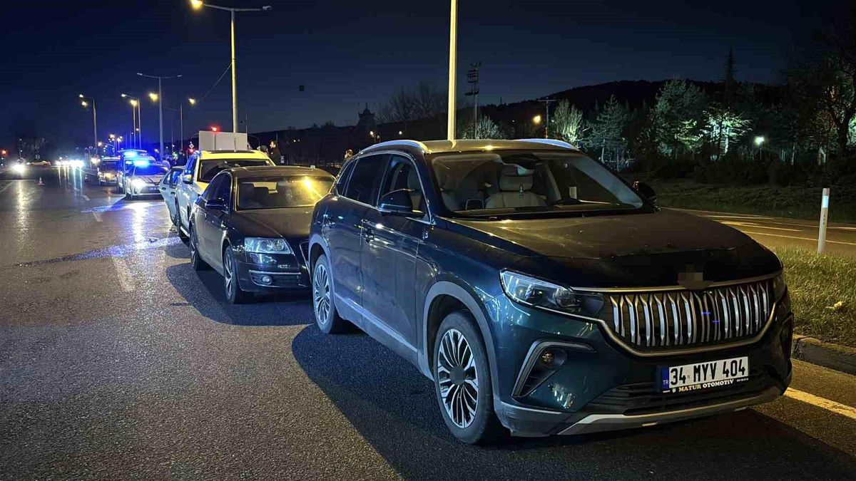 Bolu'da ani fren yapıp kaçan sürücü, zincirleme kazaya neden oldu: 3 yaralı
