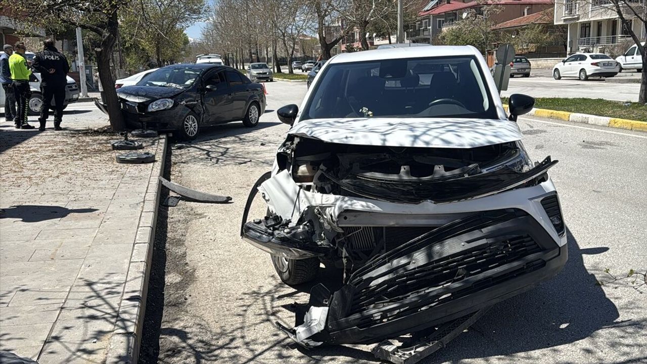 Erzincan’da SUV tipi araç ile araba çarpıştı: 3’ü çocuk 6 yaralı