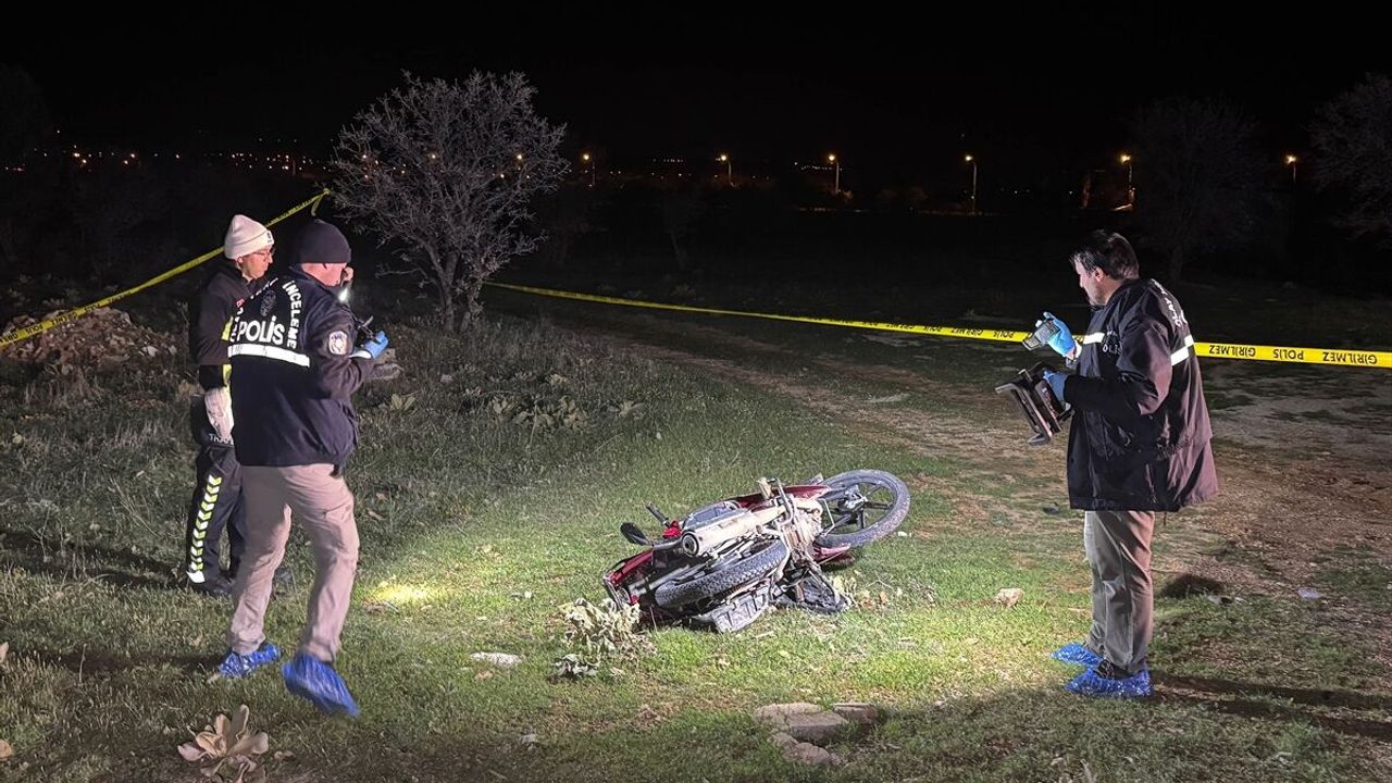Uşak'ta trafik kazası: Devrilen motosikletin sürücüsü hayatını kaybetti