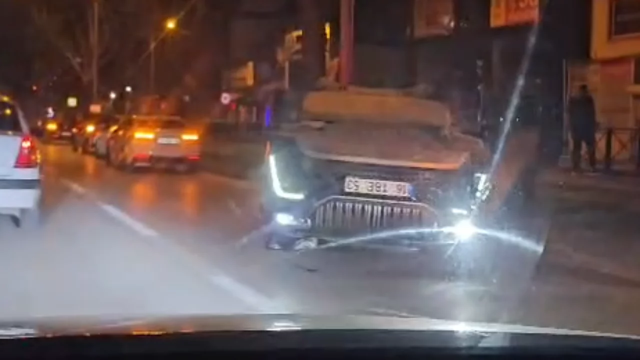 Bursa'da korkutan kaza! Otomobil takla attı trafik kilitlendi