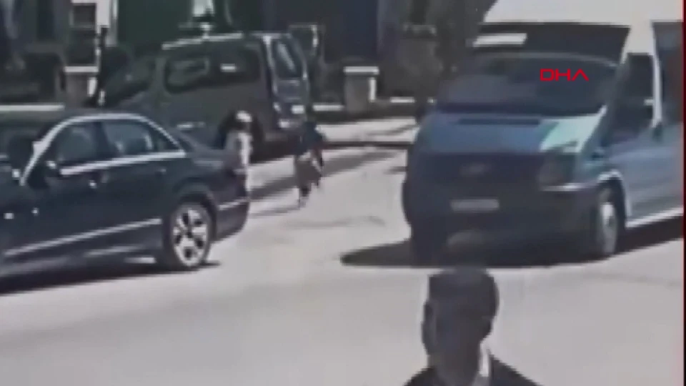 Çubuk'ta kamyonetin çarptığı çocuğun kaza anı kameraya yansıdı