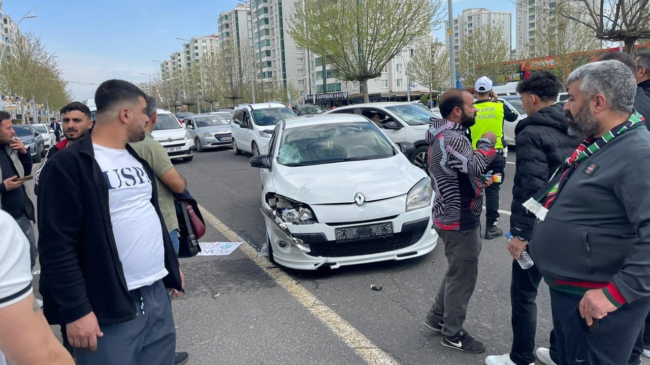 Diyarbakır’da feci kaza: Araç yayaya çarptı, 2 yaralı!