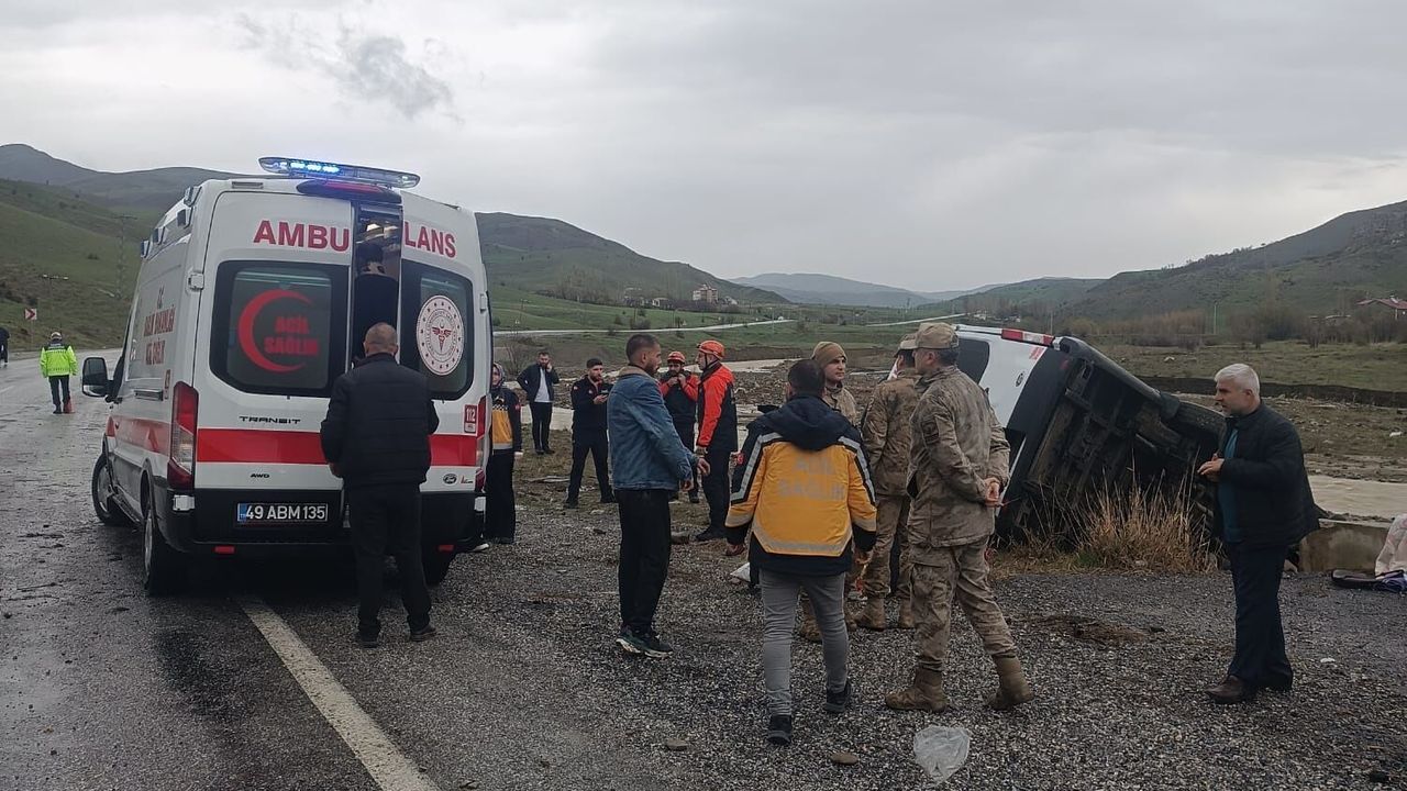 Muş’ta korkutan trafik kazası: Minibüs dereye devrildi, 16 yaralı