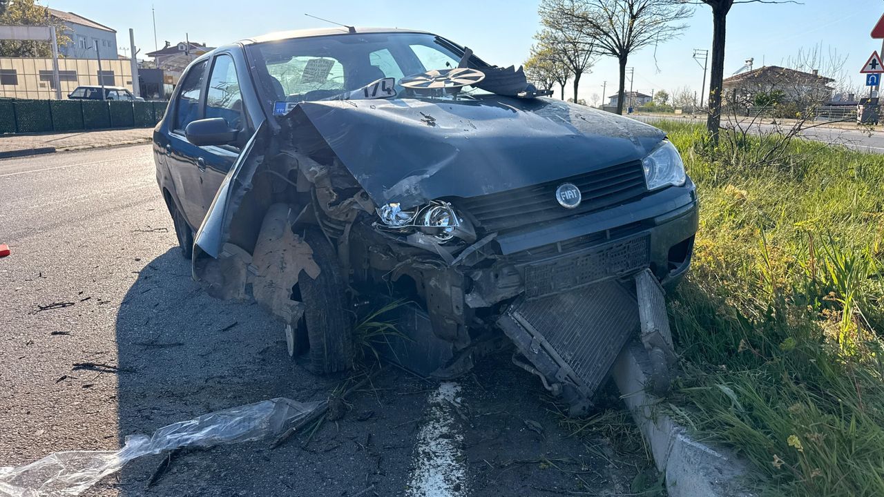 Samsun Alaçam’daki trafik kazasında araç refüje çarptı: 2 yaralı