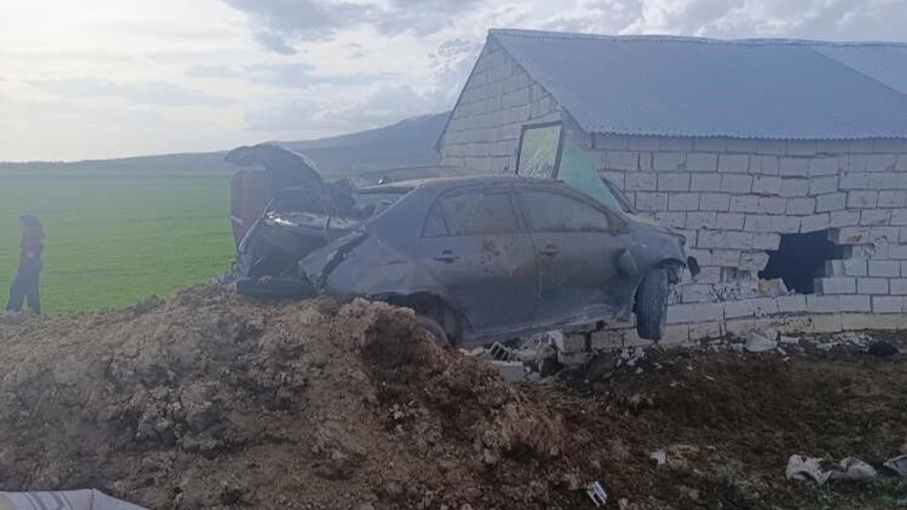 Van'da trafik kazası: Araç ok gibi duvara saplandı