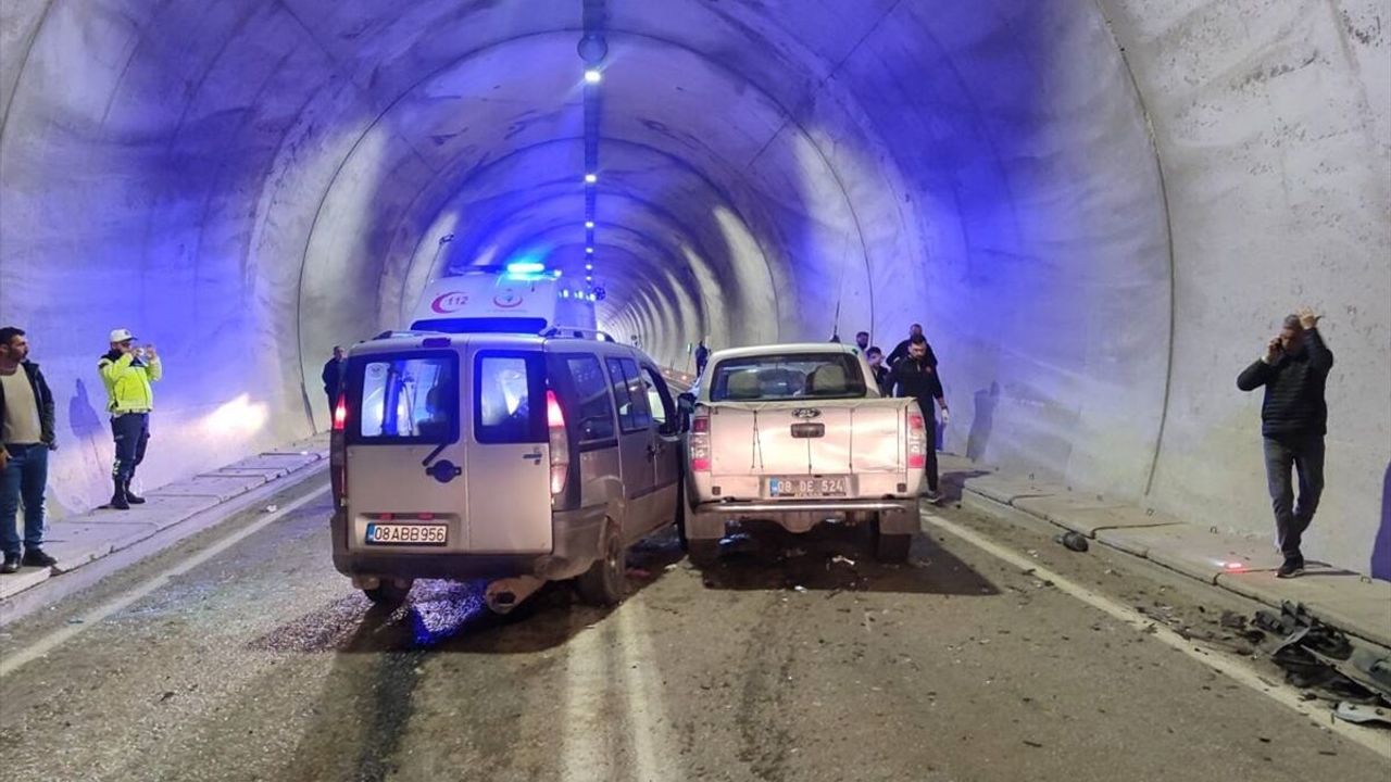 Artvin’de tünelde pikap ile hafif ticari aracın çarpıştığı trafik kazasında 7 yaralı