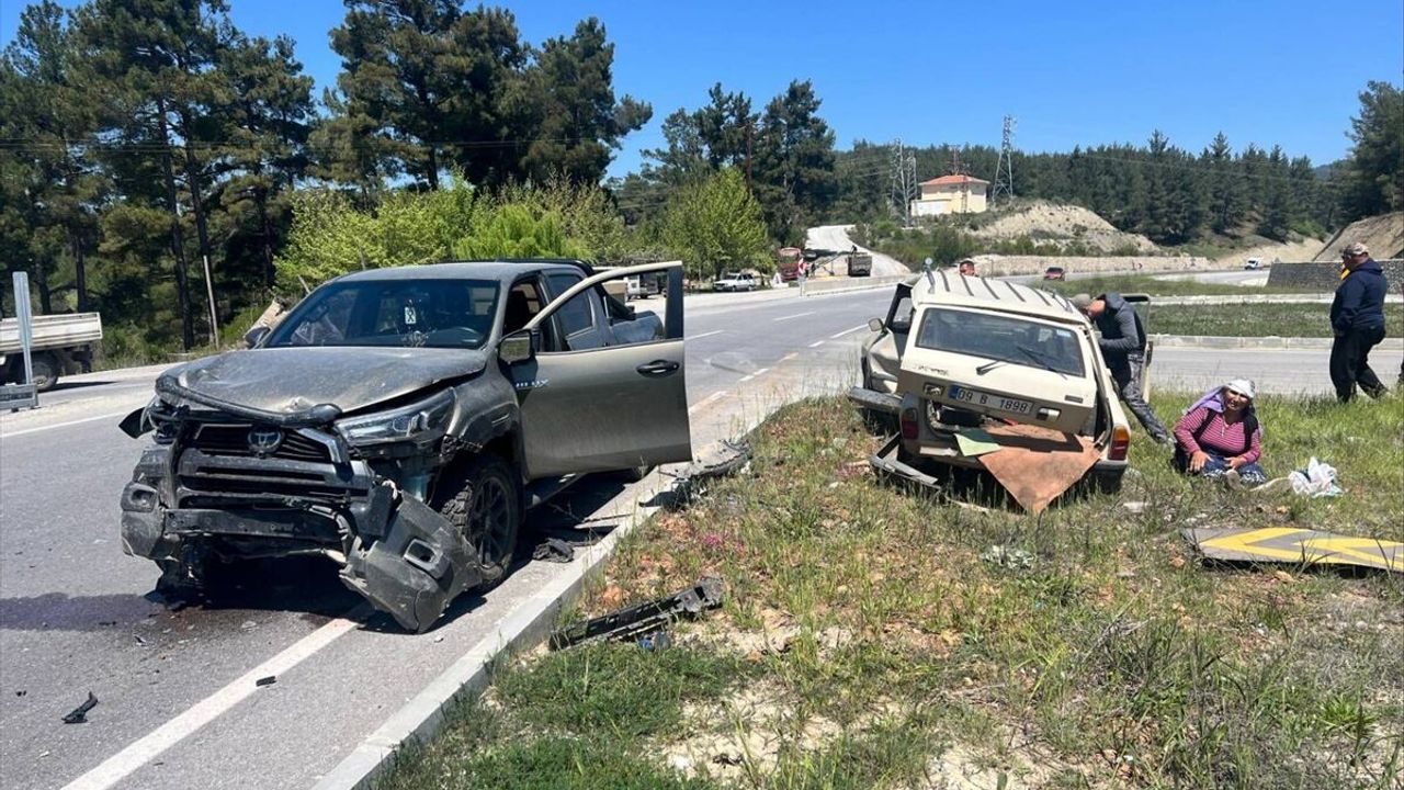 Muğla Menteşe’de feci trafik kazasında araba ile kamyonet çarpıştı: 1 ölü, 1 yaralı
