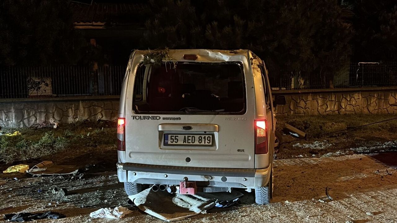 Samsun Atakum’da hafif ticari aracın devrildiği trafik kazasında 4 yaralı