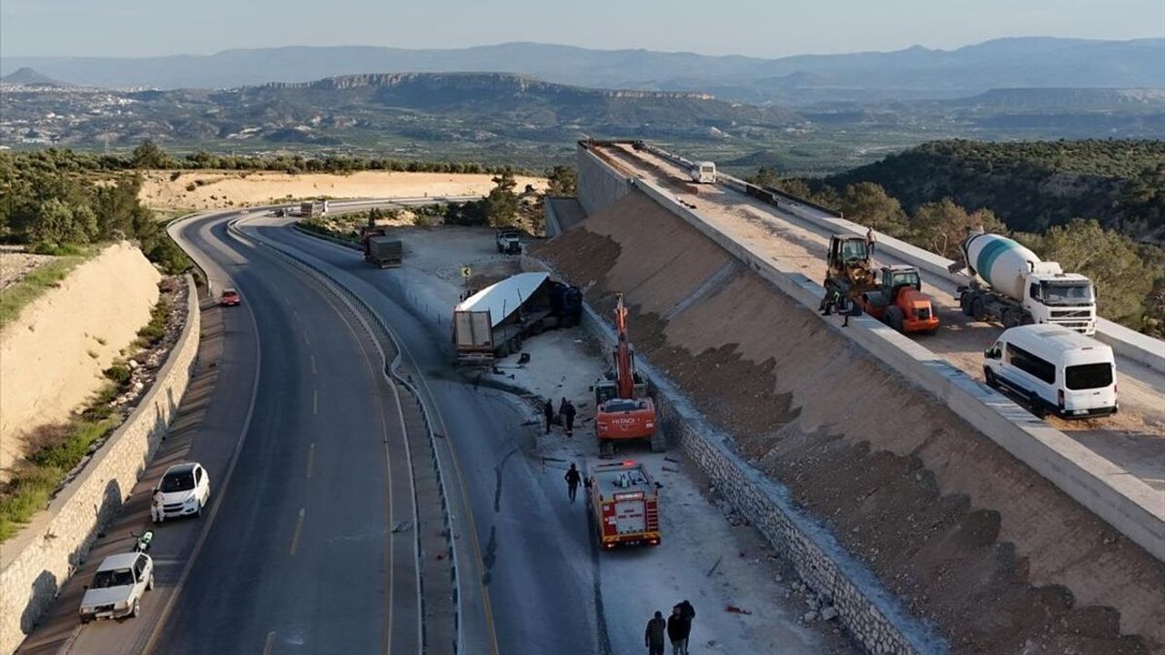 SON DAKİKA: Mersin'de feci trafik kazasında tır kaçış rampasına çarptı, 1 ölü 4 yaralı