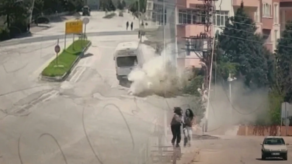 Amasya'da servis minibüsünün durağa daldığı kaza kamerada | AMASYA HABERLERİ