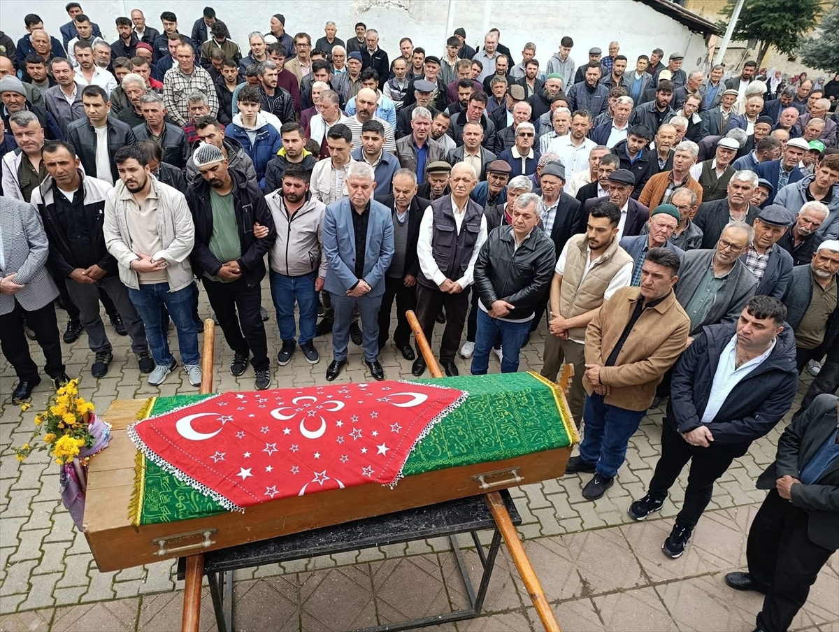 Ankara’daki trafik kazasında ölen hamile kadın Balıkesir’de son yolculuğuna uğurlandı