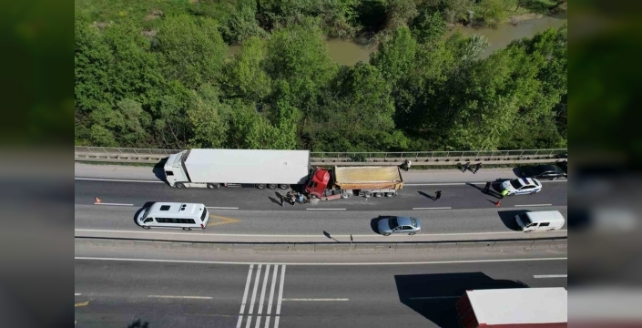 D-650'de iki tır çarpıştı, uzun araç kuyrukları oluştu