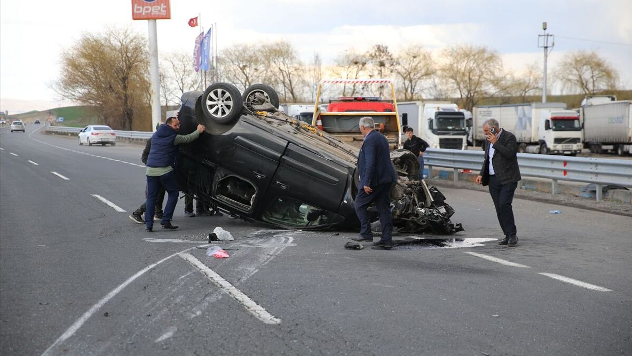 Erzurum Pasinler yolunda iki aracın çarpıştığı trafik kazasında 4 yaralı
