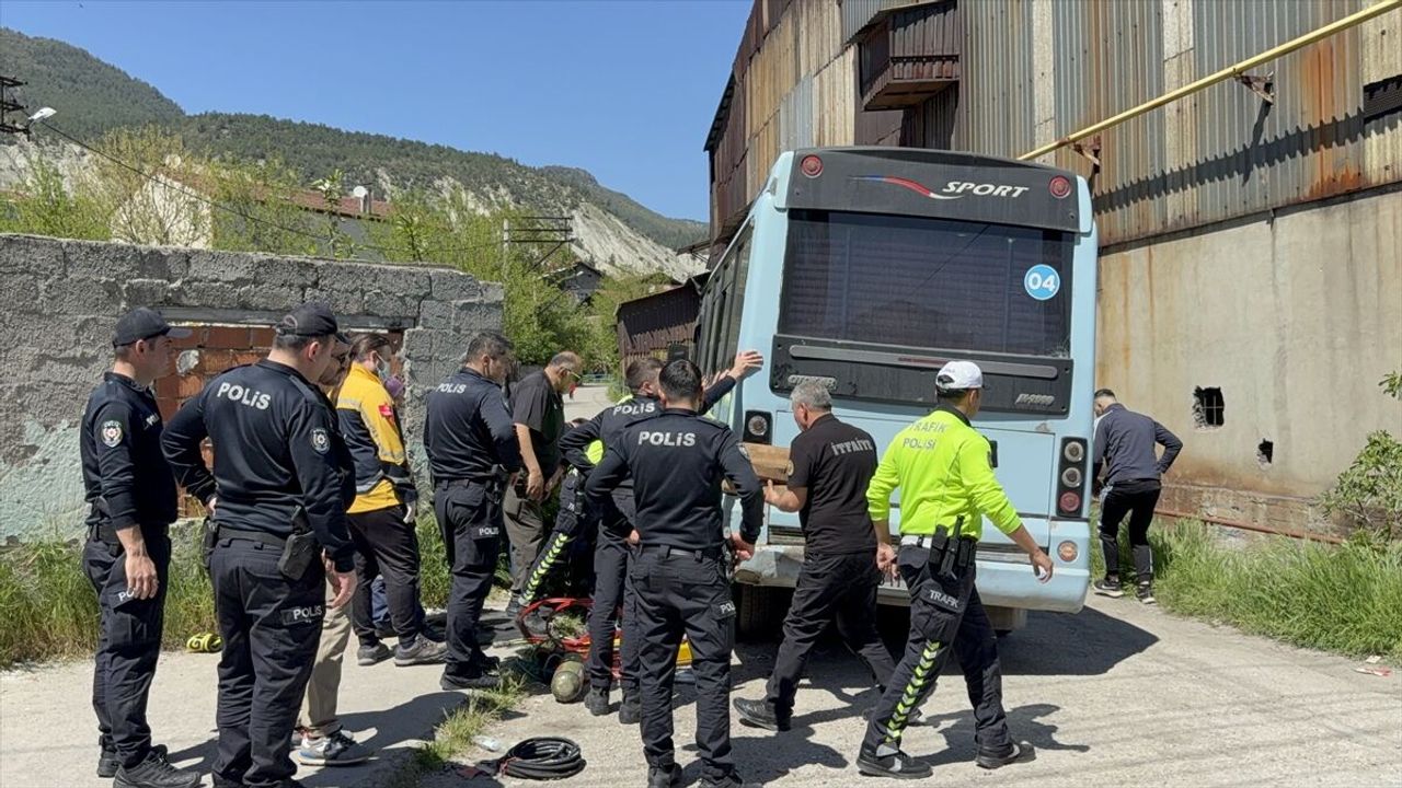 Karabük’te motosiklet minibüsün altında kaldı: Sürücü yaralandı