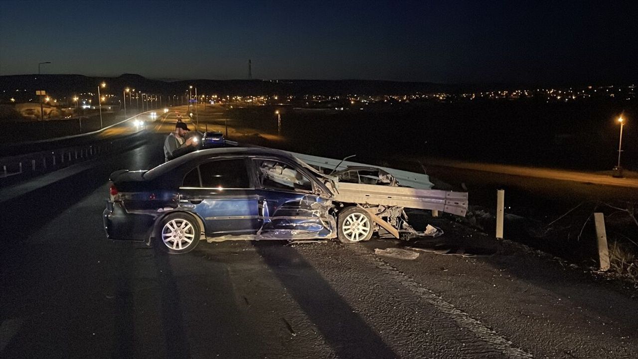 Kayseri'de trafik kazası: Bariyere çarpan aracın sürücüsü ağır yaralı