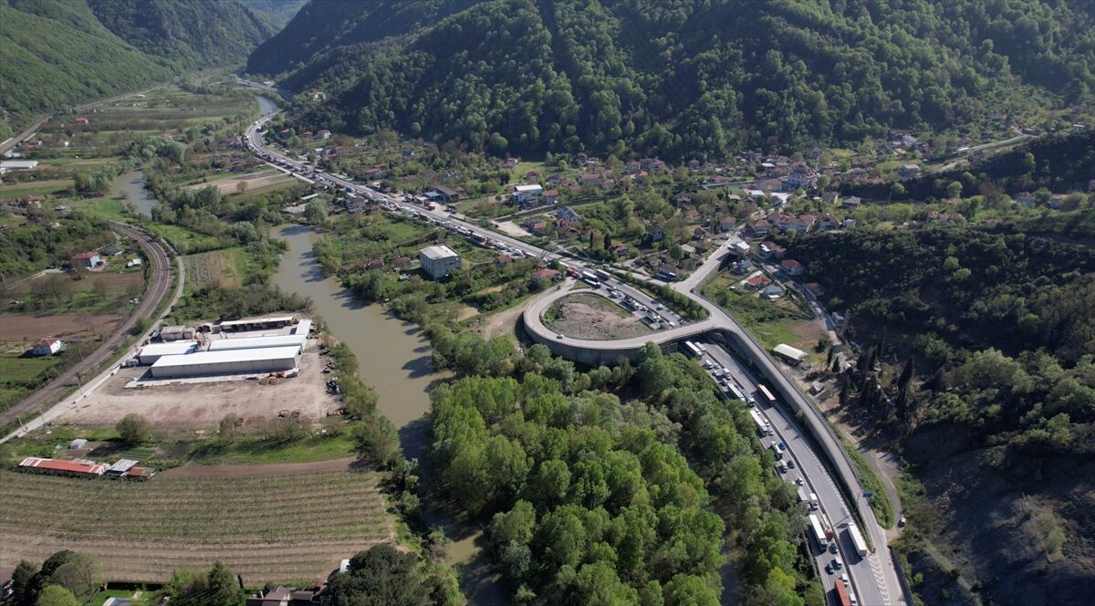 Sakarya’da kamyonetin tıra çarptığı kaza kara yolunda ulaşımı aksattı