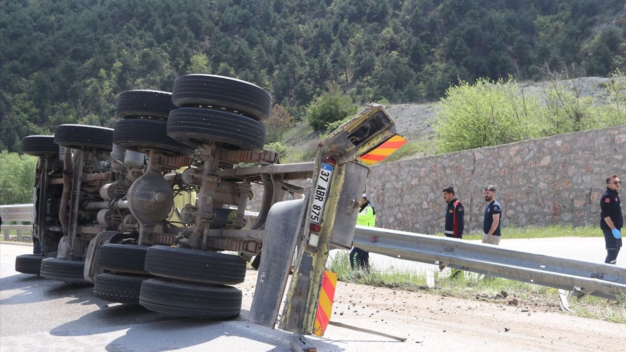 Amasya Taşova’daki trafik kazasında laminat yüklü kamyon devrildi: Sürücü hayatını kaybetti