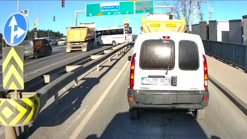 Arnavutköy'de kırmızı ışık ihlali: hafriyat kamyonu servise çarptı