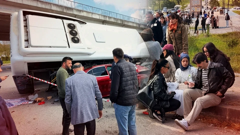 Bartın Üniversitesi trafik kazası: Öğrenci dolu otobüs devrildi, 12 yaralı hastaneye sevk edildi | Gündem Haberleri