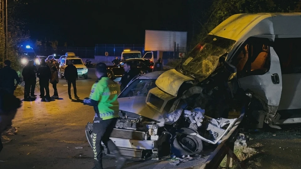 Beykoz'da trafik kazası: Servis minibüsü ile otomobil çarpıştı, 11 kişi yaralandı | Gündem Haberleri
