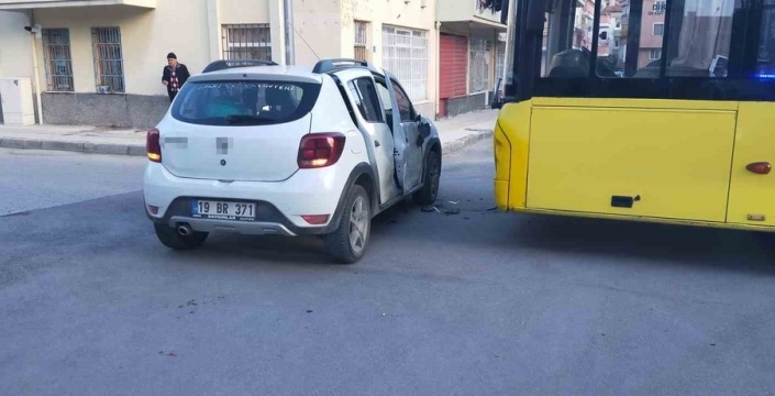 Çorum’da feci kaza: Halk otobüsü ile otomobil çarpıştı, 4 kişi yaralandı