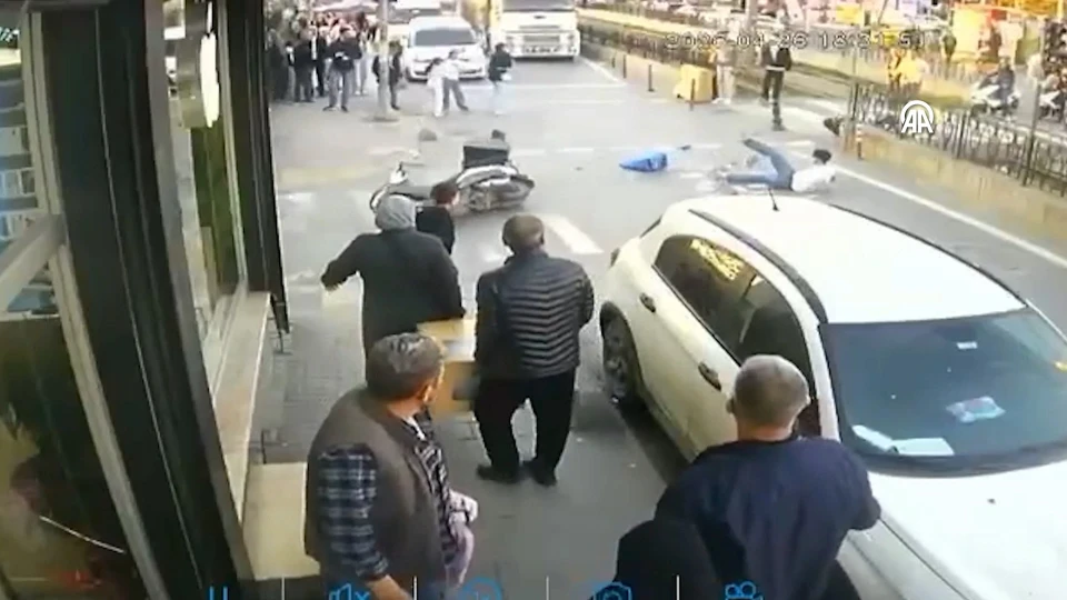 İstanbul Sultangazi'de Motosiklet Kazası: Yayaya Çarpan Sürücünün Panik Anları Kamerada