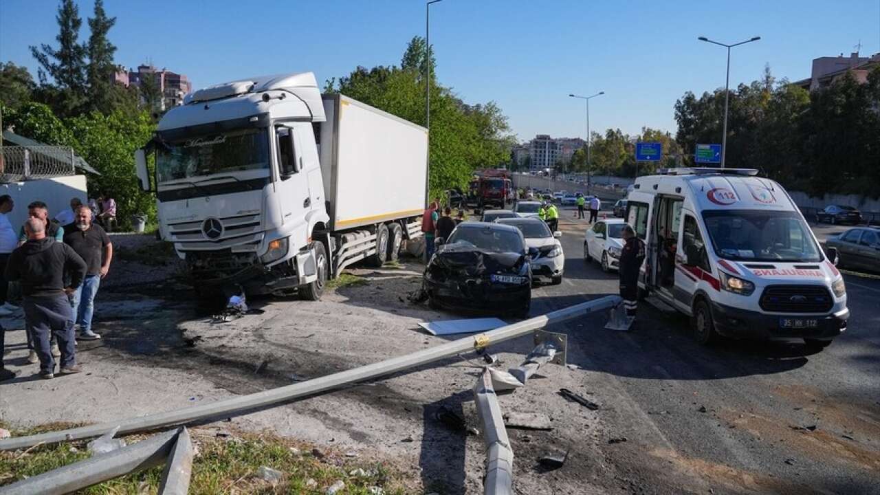 İzmir Bornova’da zincirleme kaza: 2 ölü, 5 yaralı