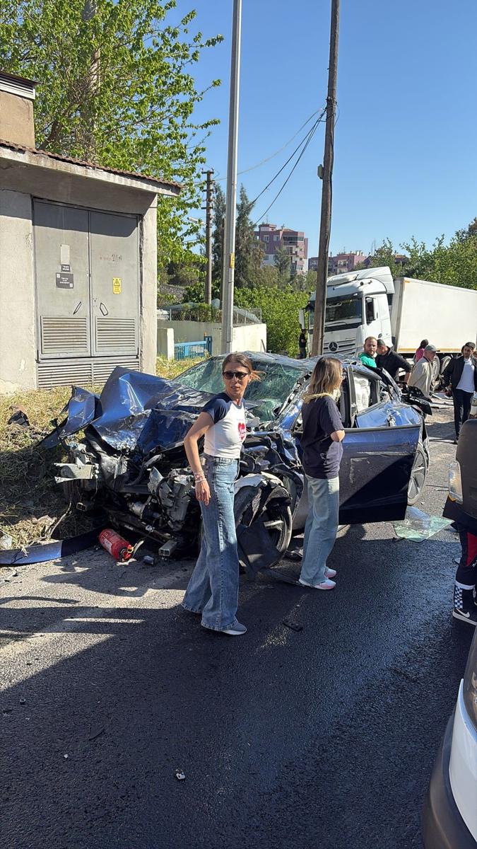 İzmir'de freni arızalanan tır araçlara çarptı. 3 kişi hayatını kaybetti