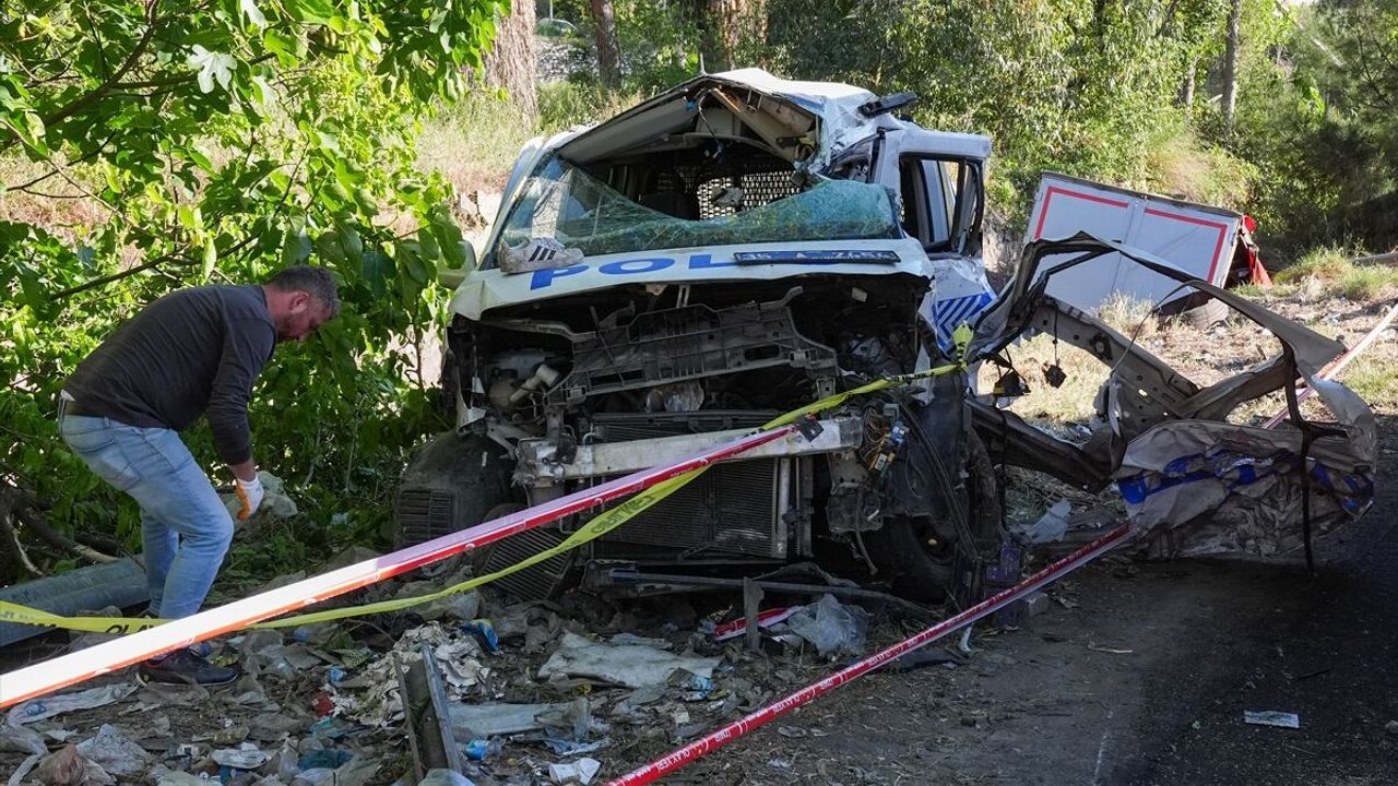 İzmir'de sirenler acı acı çaldı: 10 araç pert, 2 ölü, 5 yaralı!