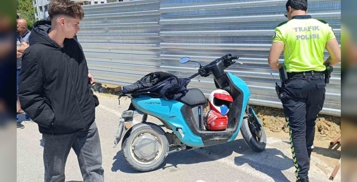 Manavgat'ta akıl almaz kaza: Motosikletli yolcu yaralandı