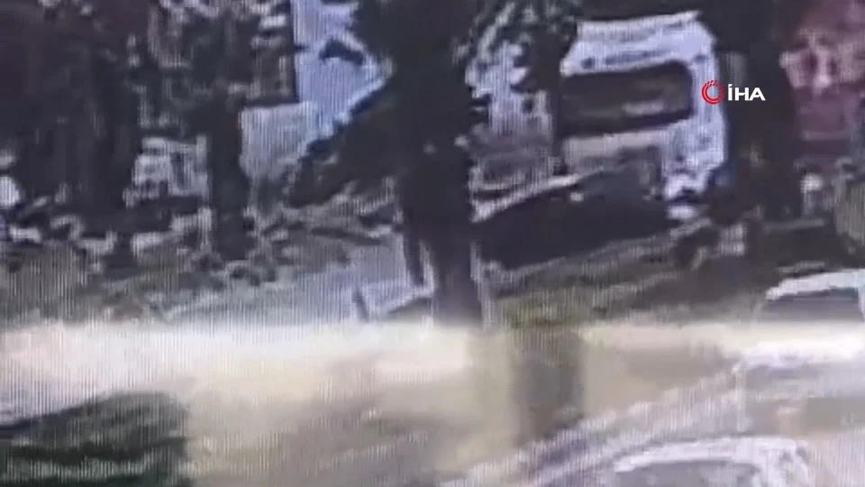 Mersin Akdeniz'de tır kazası: Otomobil metrelerce sürüklendi