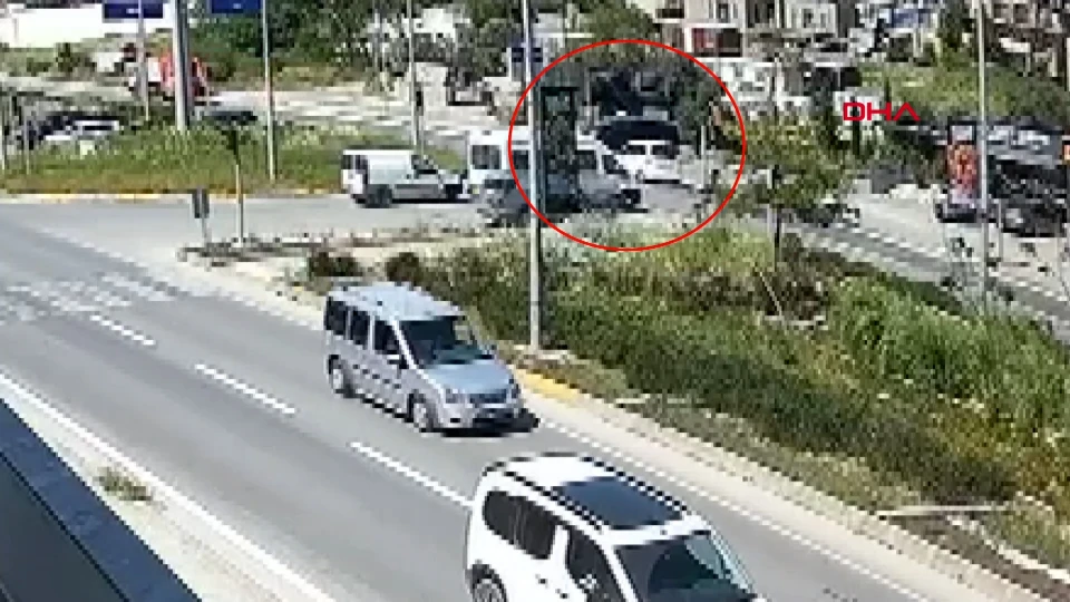 Muğla Bodrum'da üç aracın karıştığı trafik kazası kamerada | MUĞLA HABERLERİ