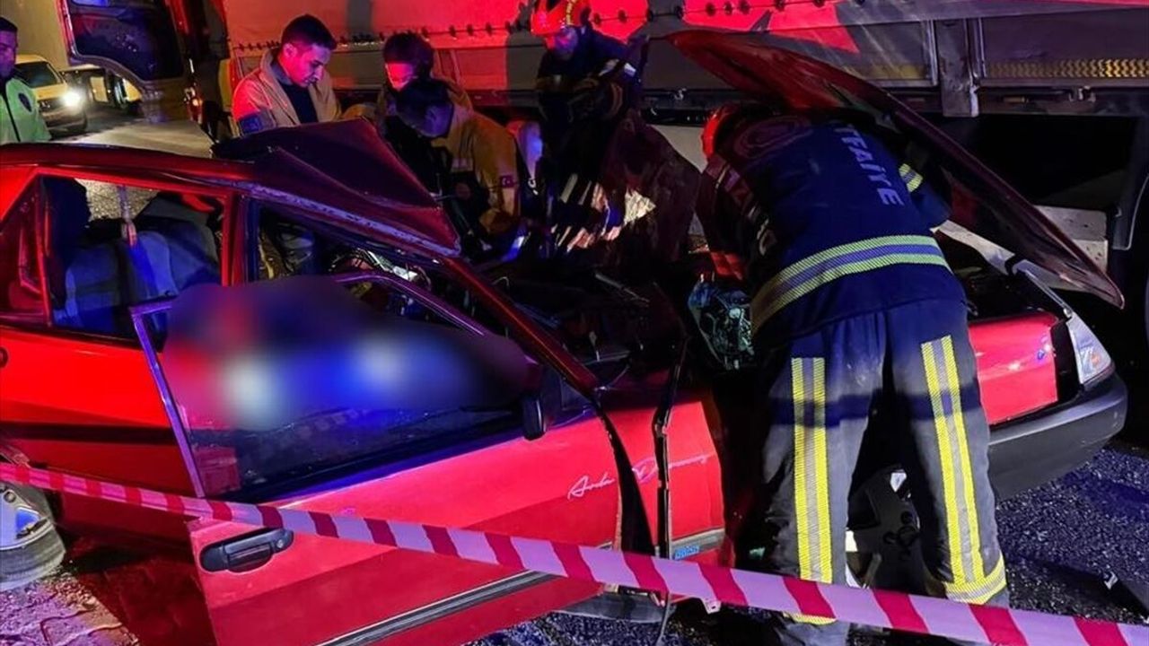 Denizli Çardak’ta otomobilin tıra çarptığı trafik kazasında 1 ölü, 1 ağır yaralı