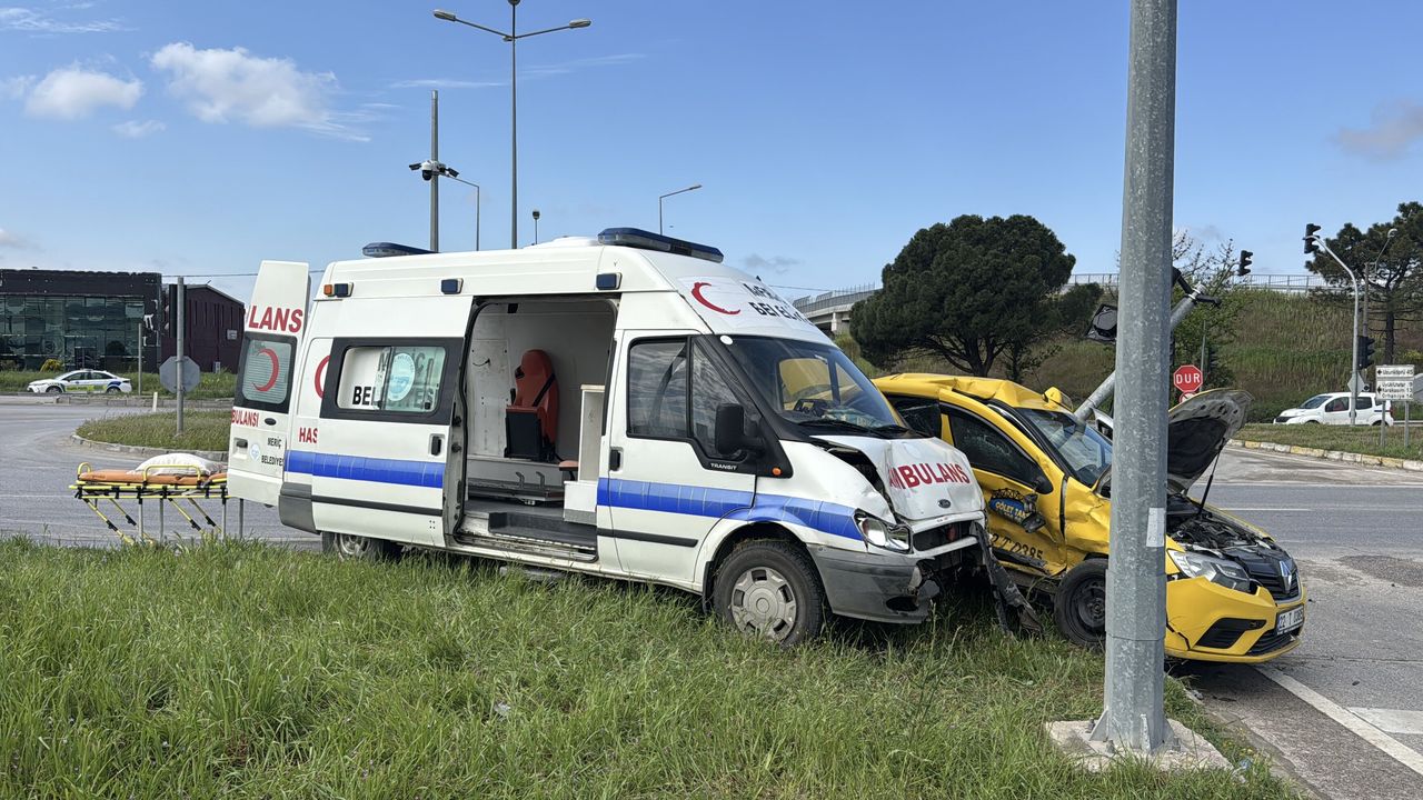 Edirne’de trafik kazası: Ambulans ile taksi çarpıştı 5 yaralı