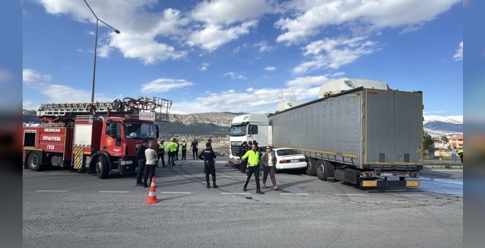 Erzincan'da korkunç kaza: Tır ve otomobil çarpıştı, 2 kişi ağır yaralı