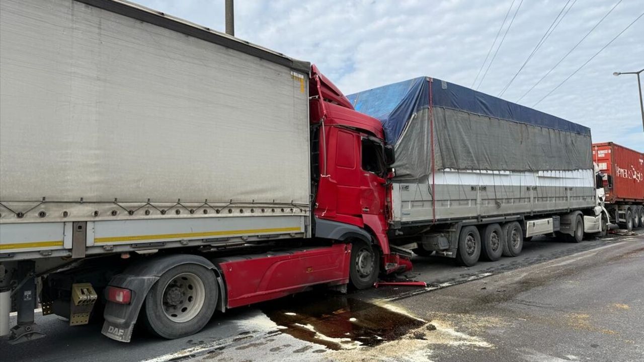 Kocaeli’de Anadolu Otoyolu’nda zincirleme kaza: 6 tır çarpıştı
