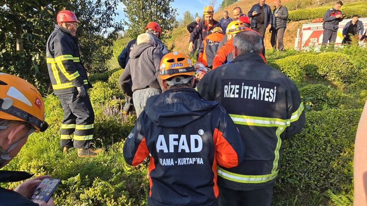 Rize’de hafif ticari aracın çay bahçesine devrildiği trafik kazasında sürücü yaralı