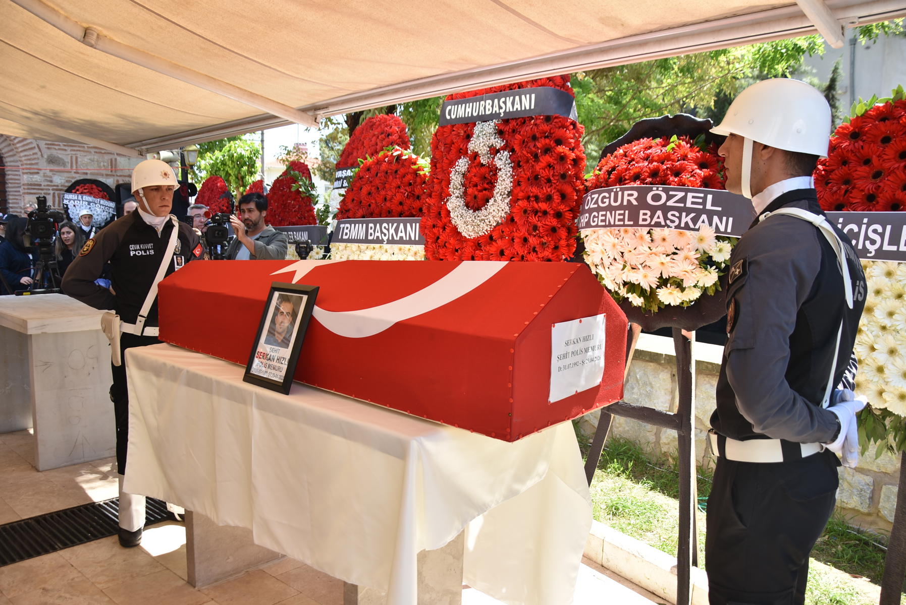 Şehit polis memuru Serkan Hızlı'ya gözyaşları içinde veda