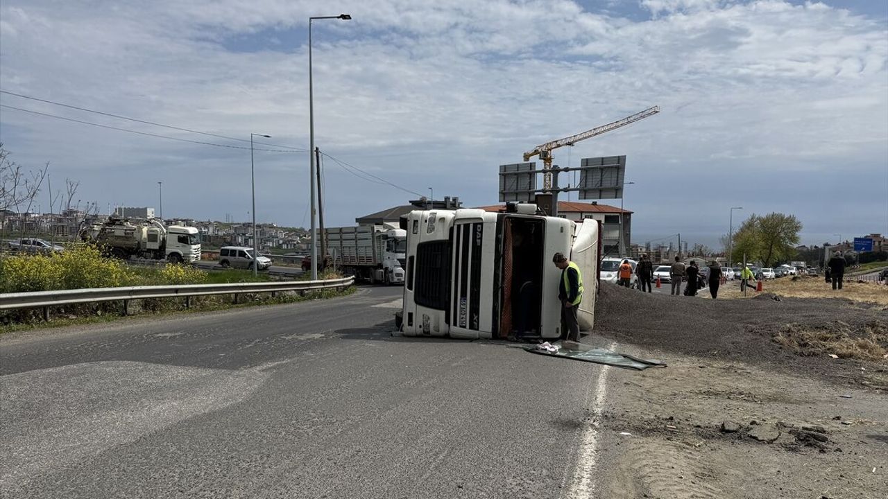 Tekirdağ-Muratlı kara yolunda ayçiçeği yüklü tır devrildi