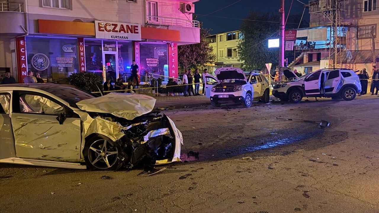 Adana Kozan’da otomobil ile iki SUV çarpıştığı trafik kazasında 1 ölü, 4 yaralı