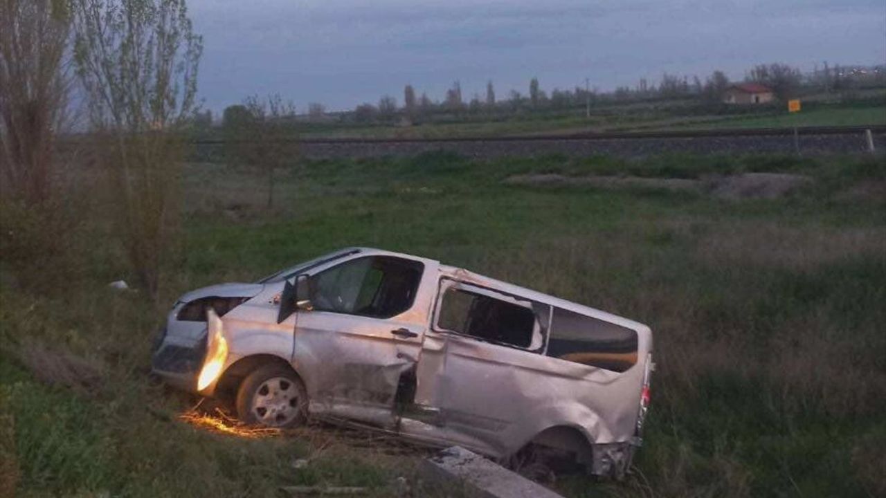Afyonkarahisar’daki trafik kazasında otomobil ile kamyonet çarpıştı: 6 yaralı