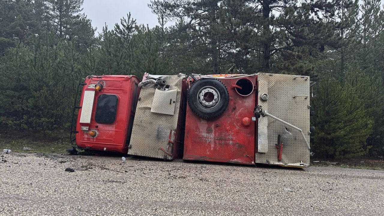Kastamonu'da yangına yetişmeye çalışan itfaiye aracı devrildi: 3 itfaiye eri yaralı