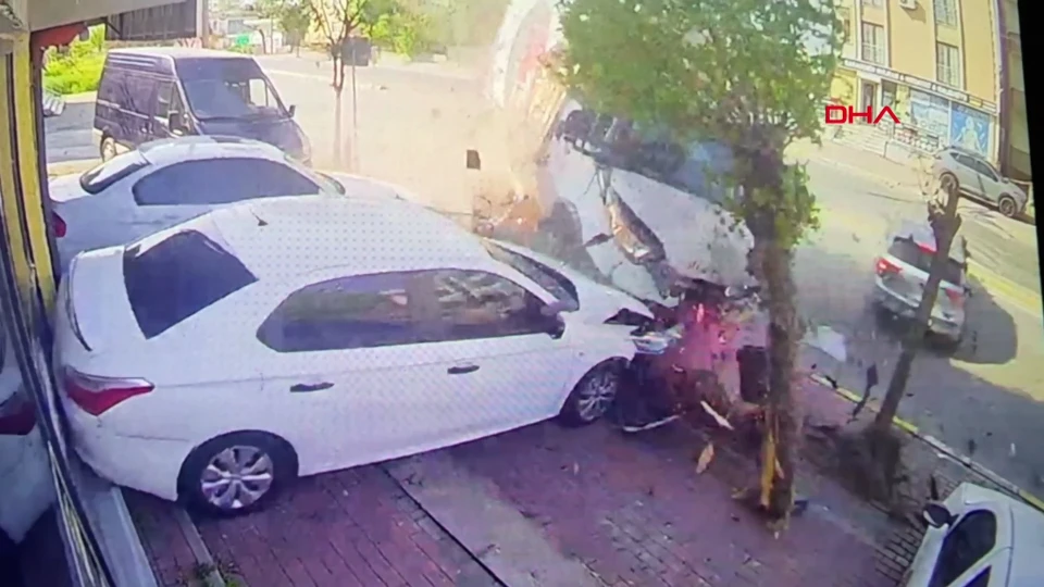 Kocaeli Gebze'de kamyonet ile otomobilin karıştığı trafik kazası | KOCAELİ HABERLERİ