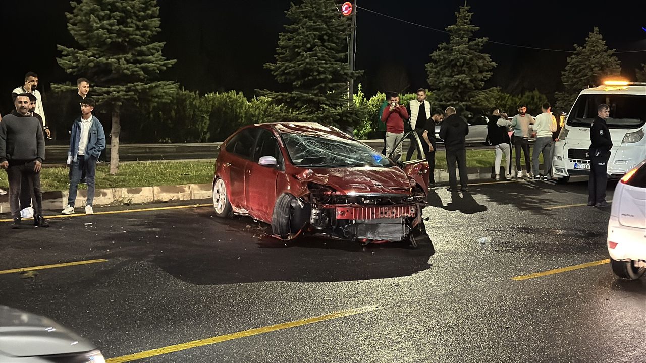 Niğde’de otomobil ağaca çarparak devrildi: 1 kişi yaralandı